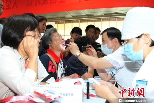 資料圖：南京市民檢查牙齒。吳倪娜 攝