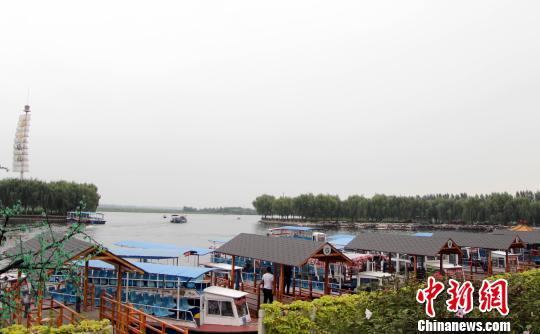 圖為白洋淀景區(qū)碼頭?！№n冰 攝