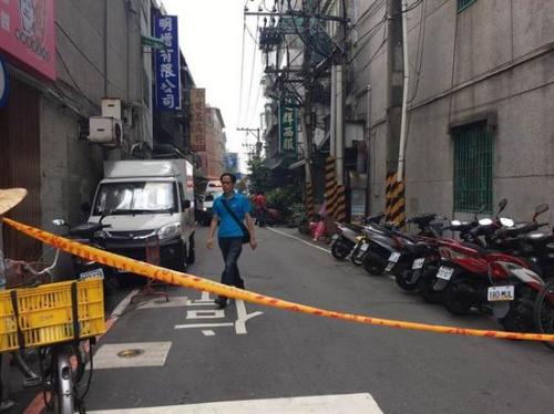 土城日新街傳出槍響，2位民眾重但后無生命跡象，警方封鎖現(xiàn)場采證中。圖片來源：臺灣《中國時報》