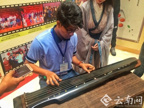 孟加拉國(guó)少年在彈奏古琴。
