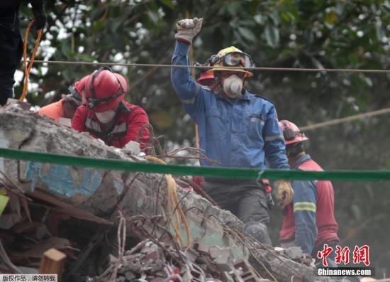 當(dāng)?shù)貢r(shí)間9月21日，墨西哥首都墨西哥城地震救援人員舉起拳頭示意保持安靜，這樣才能更好的聽(tīng)到廢墟下的聲音。這個(gè)手勢(shì)迅速流傳，有網(wǎng)友說(shuō)握拳高舉既能示意肅靜，也代表堅(jiān)強(qiáng)和希望。19日中午發(fā)生在墨西哥中部的7.1級(jí)地震已造成至少245人遇難。圖為救援人員在廢墟上舉起拳頭，示意周邊安靜。