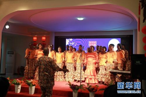 中國僑網(wǎng)尼日利亞首都合唱團(tuán)表演合唱。新華網(wǎng)發(fā)