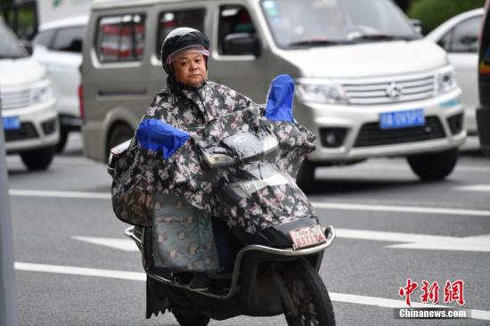 資料圖：8月30日，成都市民增添衣物出行。。 <a target='_blank' href='http://www.chinanews.com/'>中新社</a>記者 張浪 攝