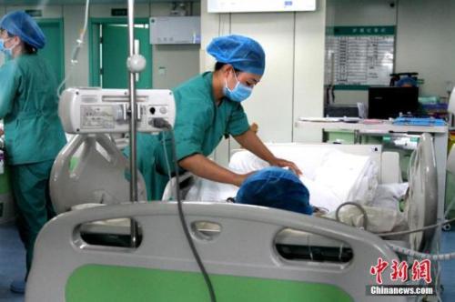資料圖：醫(yī)護(hù)人員在給患者治療。 <a target='_blank' href='http://www.chinanews.com/'>中新社</a>記者 田進(jìn) 攝