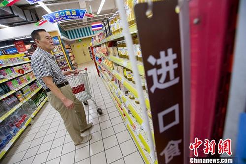 8月8日，山西太原，民眾在超市挑選進(jìn)口商品。2017年中國(guó)外貿(mào)“下半場(chǎng)”開(kāi)局良好。當(dāng)日，中國(guó)海關(guān)總署公布的最新數(shù)據(jù)顯示，7月中國(guó)進(jìn)出口總值2.32萬(wàn)億元（人民幣，下同），同比增長(zhǎng)12.7%。其中出口增長(zhǎng)11.2%，進(jìn)口增長(zhǎng)14.7%；貿(mào)易順差擴(kuò)大1.4%。<a target='_blank' href='http://www.chinanews.com/'>中新社</a>記者 張?jiān)?攝
