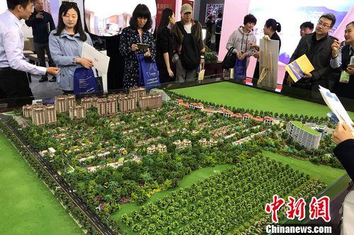 民眾在2017年北京春季房展會上的某樓盤展臺咨詢。<a target='_blank' href='http://www.chinanews.com/' >中新網(wǎng)</a> 程春雨 攝