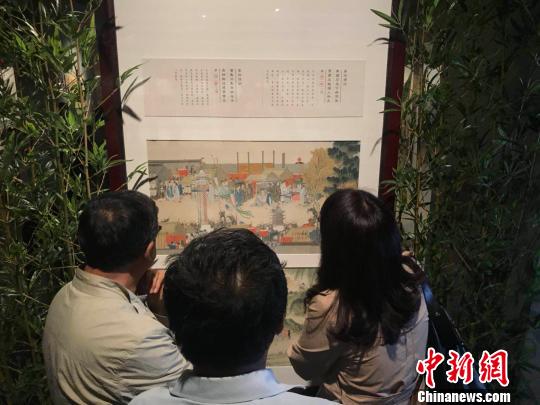 旅順博物館所藏清代孫溫所繪的《全本紅樓夢(mèng)》被公認(rèn)為同類作品中的佼佼者，此套繪本今存230幀，為大幅絹本工筆彩繪畫冊(cè)。　胡健 攝
