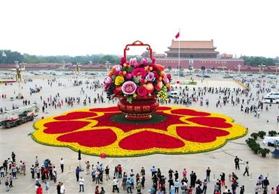  9月25日，天安門廣場，國慶“大花籃”整體亮相，游客爭相與國慶“大花籃”拍照留念。新京報(bào)記者 侯少卿 攝