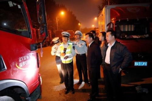 環(huán)境保護部部長李干杰昨日深夜前往北京市新發(fā)地農產品批發(fā)市場和琉璃河綜合檢查站，采取不打招呼、直奔現(xiàn)場的方式，現(xiàn)場檢查北京市對高排放柴油車輛污染管控工作開展情況。