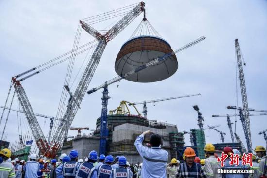 資料圖：5月25日下午5時(shí)58分，中國自主三代核電“華龍一號”全球首堆示范工程——中核集團(tuán)福清核電5號機(jī)組穹頂?shù)跹b成功。<a target='_blank' href='http://www.chinanews.com/'>中新社</a>發(fā) 鐘鷹 攝