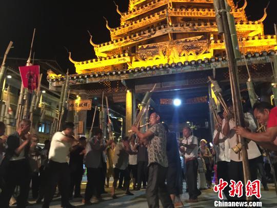 圖為貴州黎平肇興侗寨的蘆笙舞?！罟庹?攝
