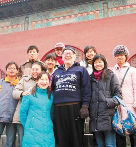 2006年12月，馬克林教授和北外的學(xué)生們參觀北京鼓樓。資料圖片
