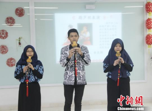 圖為印尼學(xué)生演奏葫蘆絲?！×钟纻?攝