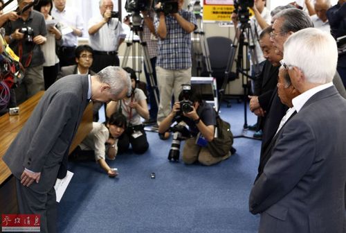 8月29日，在日本東京，日本東京電力公司社長廣瀨直己（左）向全國漁業(yè)協(xié)會聯(lián)合會的代表鞠躬道歉。日本福島第一核電站近期曝出儲水罐放射性污水大量泄漏事件，日本原子能規(guī)制委員會28日決定將該事件評定為3級（嚴(yán)重）。