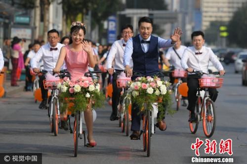 2017年9月9日，沈陽，共享單車編隊迎娶新娘，別樣婚禮吸引路人眼球。圖片來源：視覺中國
