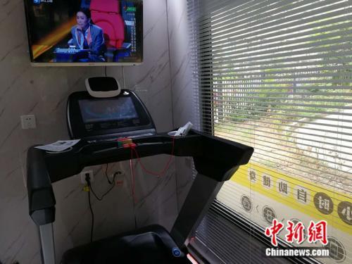 今年誕生的共享運(yùn)動倉內(nèi)安裝有跑步機(jī)、電視等設(shè)施 。<a target='_blank' href='http://www.chinanews.com/' >中新網(wǎng)</a>記者 張尼 攝