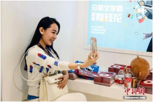 隨著移動(dòng)互聯(lián)網(wǎng)的發(fā)展，各類游戲、旅游、購(gòu)物等戶外戶內(nèi)的移動(dòng)直播近五年蓬勃發(fā)展。圖為一名女主播用手機(jī)在一家直播平臺(tái)上做現(xiàn)場(chǎng)直播。<a target='_blank' href='http://www.chinanews.com/'>中新社</a>記者 張浩 攝