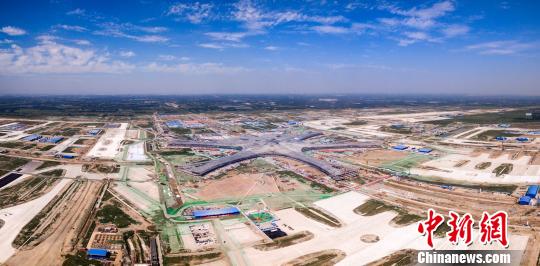10月16日，北京新機場建設指揮部發(fā)布消息稱，新機場力爭于2017年底實現(xiàn)封頂封圍，全部工程計劃于2019年7月竣工，并于10月試運行。圖為建設中的北京新機場航拍圖。北京新機場建設指揮部供圖