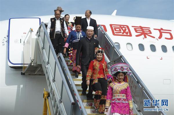 10月16日，來自云南省的黨的十九大代表乘飛機抵達首都國際機場。