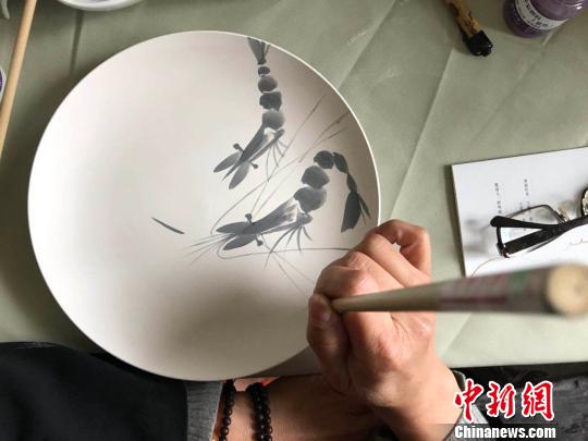 畫家張小林潛心研究畫蝦，落筆處惟妙惟肖。　胡健 攝