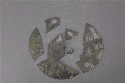 漢 連弧紋銅鏡 上圖為修復(fù)前后對比圖。