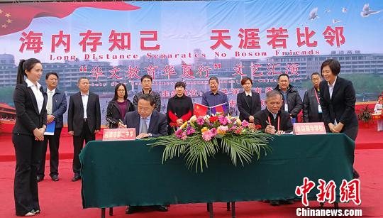 山西省河津中學(xué)與河津市第二中學(xué)分別和馬來(lái)西亞沙巴亞庇中學(xué)與柬埔寨金邊市端華學(xué)校簽訂校際合作備忘錄?！罱苡?攝