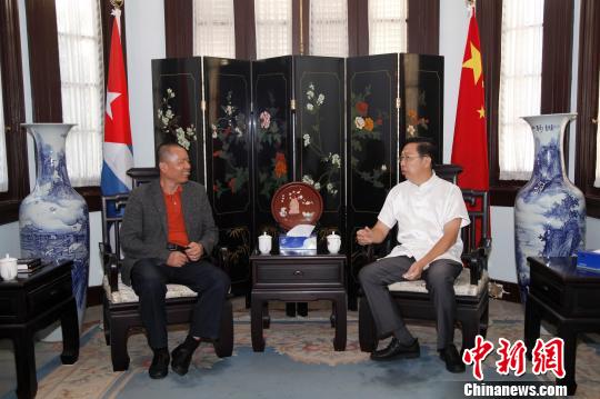 中國(guó)僑網(wǎng)圖為中國(guó)駐古巴大使陳曦（右）向夏春平介紹古巴社會(huì)經(jīng)濟(jì)發(fā)展情況?！∮嗳鸲z