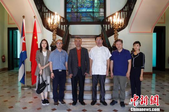 圖為中國(guó)駐古巴大使陳曦(右三)與夏春平(左三)等<a target='_blank' href='http://www.chinanews.com/'>中新社</a>訪問(wèn)團(tuán)成員合影?！∮嗳鸲?攝