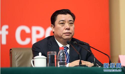 10月21日，十九大新聞中心舉辦記者招待會，邀請中共中央統(tǒng)戰(zhàn)部常務副部長張裔炯、副部長冉萬祥，中共中央對外聯(lián)絡部副部長郭業(yè)洲介紹黨的統(tǒng)一戰(zhàn)線工作和黨的對外交往情況，并回答記者提問。圖為中共中央統(tǒng)戰(zhàn)部副部長冉萬祥。新華網(wǎng) 郝廣鵬 攝 圖片來源：新華網(wǎng)