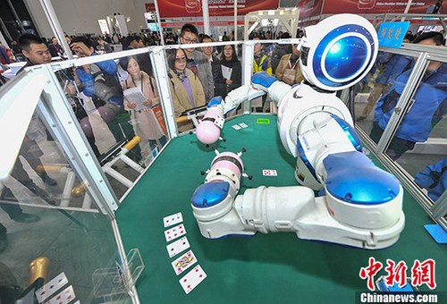 可以玩撲克牌的雙臂機(jī)器人吸引眾多參觀者。 <a target='_blank' href='http://www.chinanews.com/'>中新社</a>記者 張暢 攝