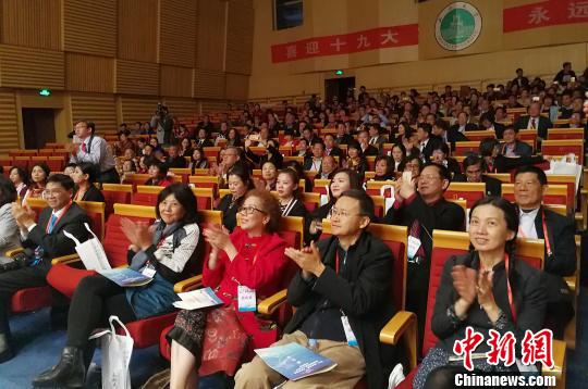 山西大學(xué)的專場表演引得在場的海外華教代表陣陣驚嘆。　楊杰英 攝
