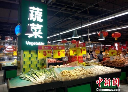 超市里的蔬菜區(qū)。<a target='_blank' href='http://www.chinanews.com/' >中新網(wǎng)</a>記者 李金磊 攝