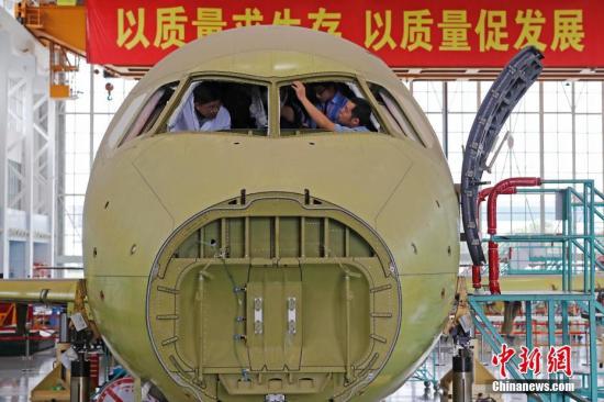 在上海飛機(jī)制造公司大場基地，工作人員正在認(rèn)真的進(jìn)行總裝工作。 殷立勤 攝