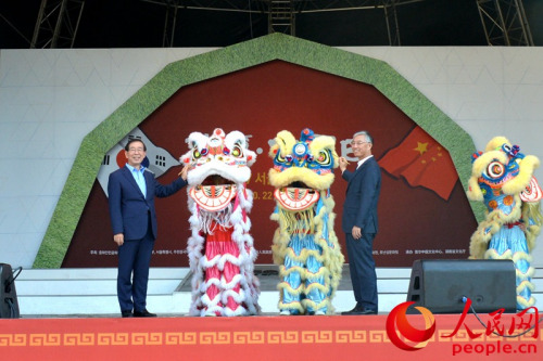 中國駐韓國大使邱國洪(右)與首爾市長樸元淳一同執(zhí)筆為醒獅點(diǎn)睛。中國駐韓國大使邱國洪(右)與首爾市長樸元淳一同執(zhí)筆為醒獅點(diǎn)睛。