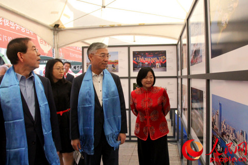 中國駐韓國大使邱國洪與首爾市長樸元淳觀看圖片展。