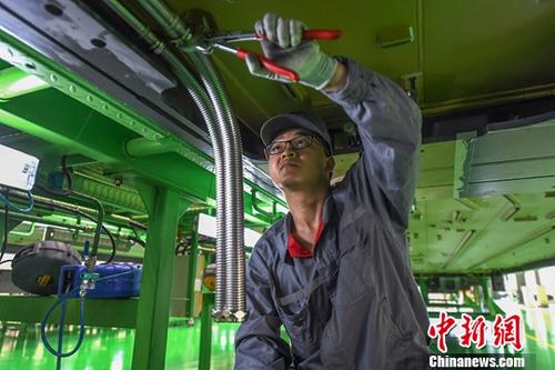 資料圖：中車南寧產(chǎn)業(yè)基地工人在生產(chǎn)線上作業(yè)。<a target='_blank' href='http://www.chinanews.com/'>中新社</a>記者 俞靖 攝