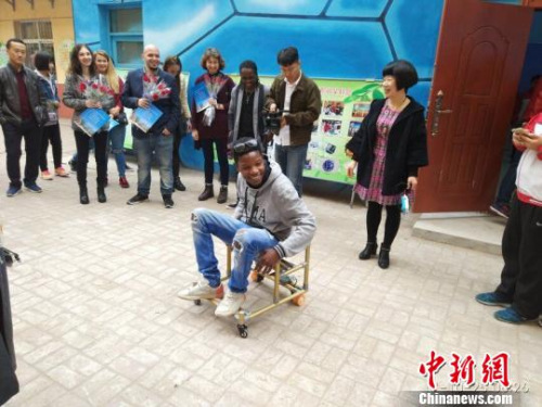 外國友人體驗“無人車”，對其贊不絕口 杜會淑 攝