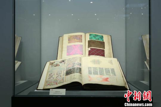 展品——法國絲綢樣本。　張昀蔚 攝