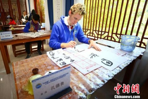 圖為營(yíng)員體驗(yàn)東巴字畫。　王崴　攝