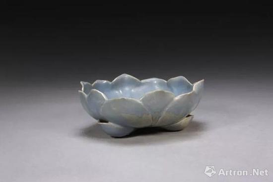 宜興窯仿鈞天藍(lán)釉蓮花式洗，明，高7.1cm,口徑19.3cm,足距10cm.