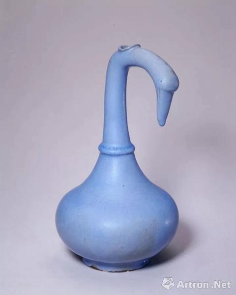 宜興窯天藍(lán)釉鵝頸瓶，明，高24.5cm,口徑2.4cm,足徑7.6cm.