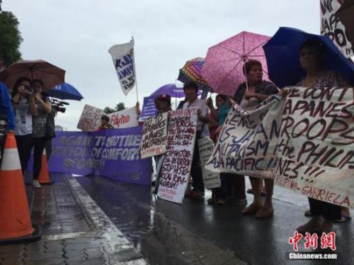 資料圖：此前，菲律賓慰安婦幸存者等民間團(tuán)體在日本駐菲律賓大使館前舉行示威抗議，要求日本政府就慰安婦問題道歉并賠償。