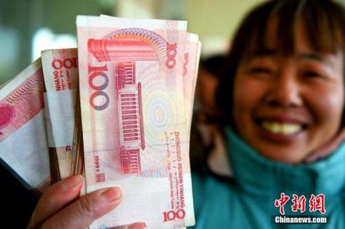 資料圖：安徽省亳州市農(nóng)民工工資清欠辦公室向200余位農(nóng)民工發(fā)放被拖欠的工資400多萬(wàn)元。劉勤利 攝 圖片來(lái)源：CFP視覺中國(guó)