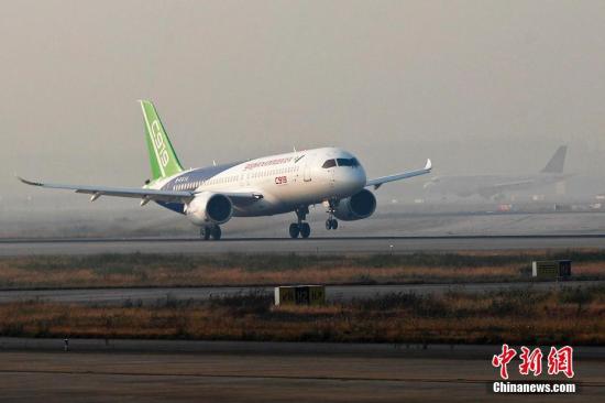 11月3日早晨7時35分，中國商飛C919首架飛機從浦東機場第四跑道起飛，計劃飛行時長為3個多小時，預計上午11時返回浦東機場。 殷立勤 攝