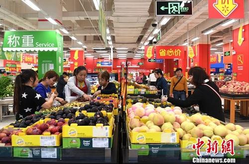 資料圖：廣西南寧，民眾在超市選購水果。<a target='_blank' href='http://www.chinanews.com/'>中新社</a>記者 俞靖 攝