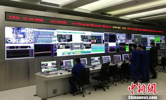 北京市東南熱電中心三期燃?xì)鉄犭姽こ?68小時(shí)試運(yùn)，現(xiàn)場(chǎng)工作人員正在緊張有序地操作。華能北京熱電有限責(zé)任公司供圖