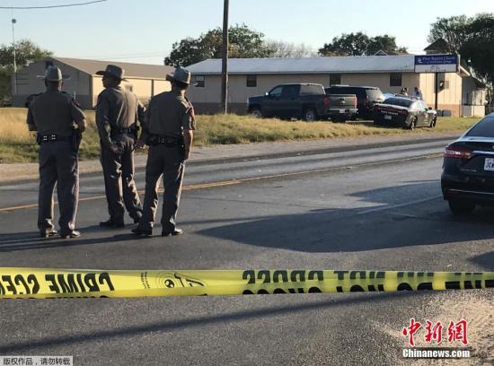 槍擊事件發(fā)生在得州南部小鎮(zhèn)薩瑟蘭斯普林斯(Sutherland Springs)，該地位于圣安東尼奧市東南方向約40英里處，人口僅有約400人。圖為警方在事發(fā)現(xiàn)場(chǎng)拉起警戒線。