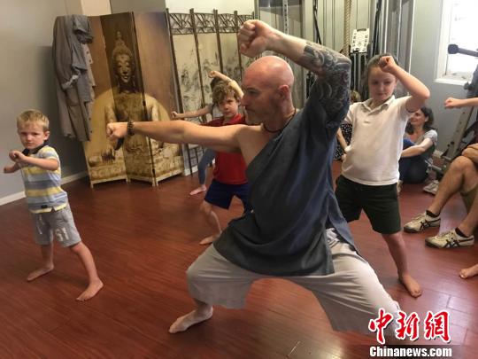 布雷特正在給小學(xué)員上課?！√丈缣m 攝