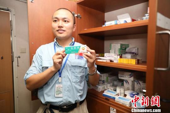 熊凱對記者說，船上藥品按照人體系統(tǒng)將進(jìn)行分類，每月都將進(jìn)行清點(diǎn)，以及時(shí)補(bǔ)充?！堢?攝