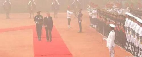當然，同樣參加了這場歡迎儀式的印度總理莫迪也并不好受，但也只能強顏歡笑…
